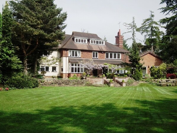 Exterior - COACH HOUSE (Woking)