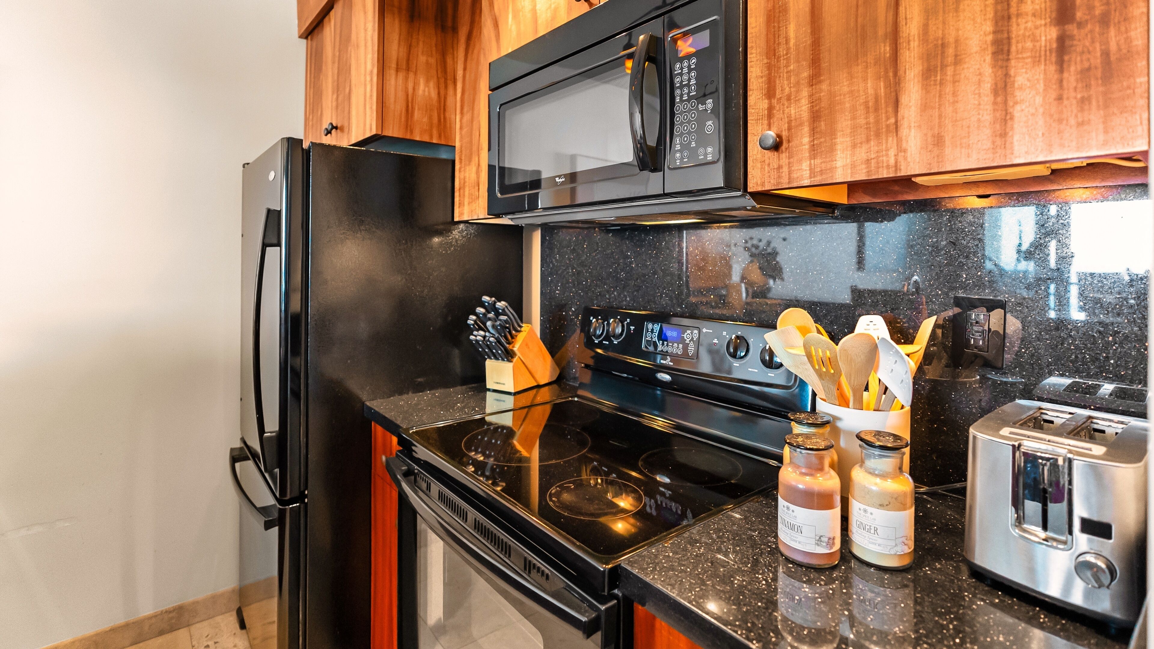 Fridge, oven, stovetop, coffee/tea maker