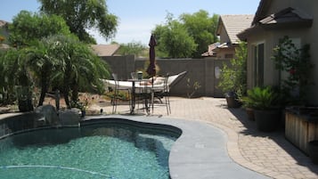 Una piscina al aire libre, una piscina climatizada