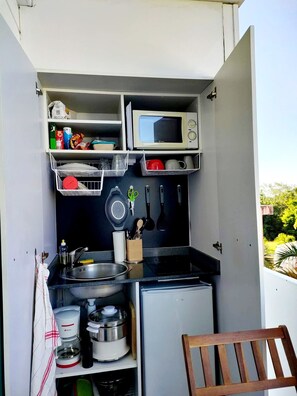 Kühlschrank, Mikrowelle, Herdplatte, Wasserkocher mit Kaffee-/Teezubehör