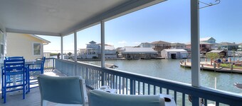 Estes Oasis! Canal front home with private lighted dock! Views! Foosball game