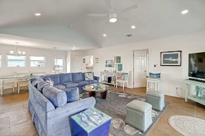 Smart TV, Hulu, streaming services - Estes Oasis (Aransas Pass)