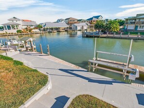 Marina - Estes Oasis! Canal front home with private lighted dock! Views! Foosball game (Aransas Pass)