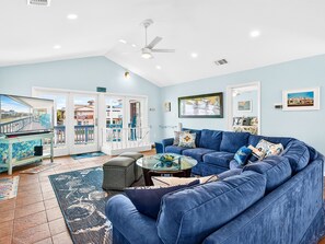 Smart TV, Hulu, table football, streaming services - Estes Oasis! Canal front home with private lighted dock! Views! Foosball game (Aransas Pass)