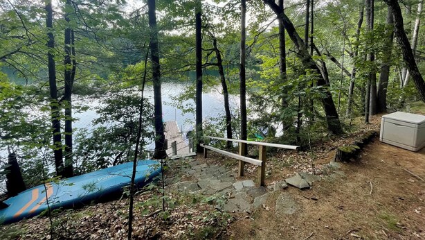 A forested area with a wooden bench and a blue kayak near a body of water. - 40min from Portland- Sandy Ridge Family Cottage (Oxford)