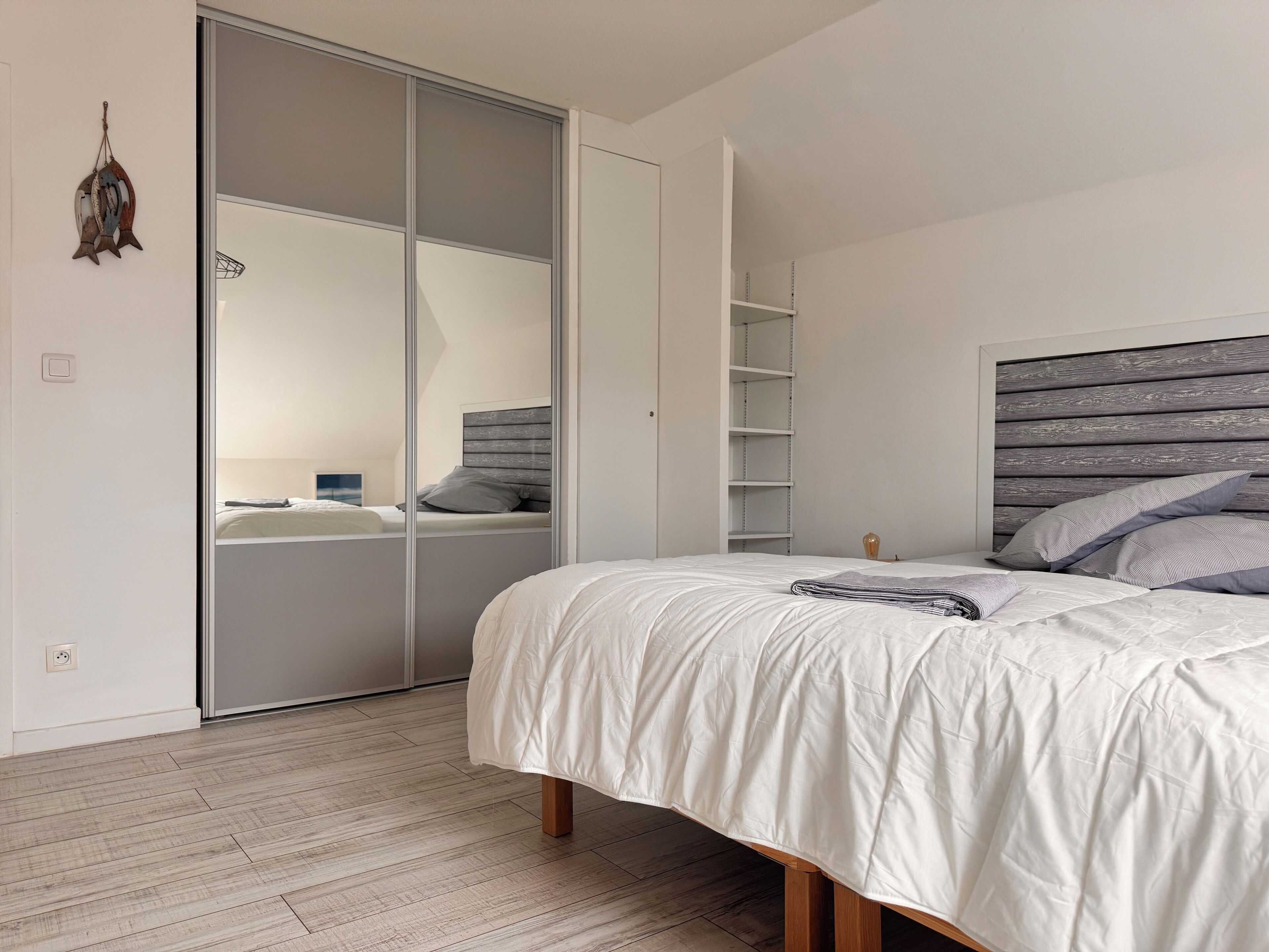 3 chambres, bureau, fer et planche à repasser, lit parapluie