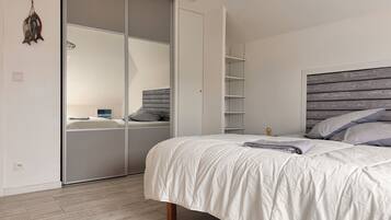 3 chambres, bureau, fer et planche Ă repasser, lit parapluie