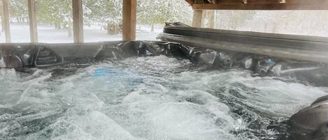 Outdoor spa tub