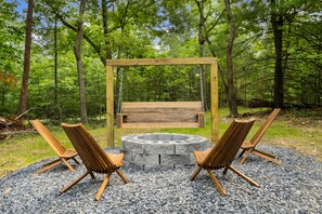 Property grounds - Private Cabin in the woods w/ firepit right next to Shenandoah River (Bentonville)