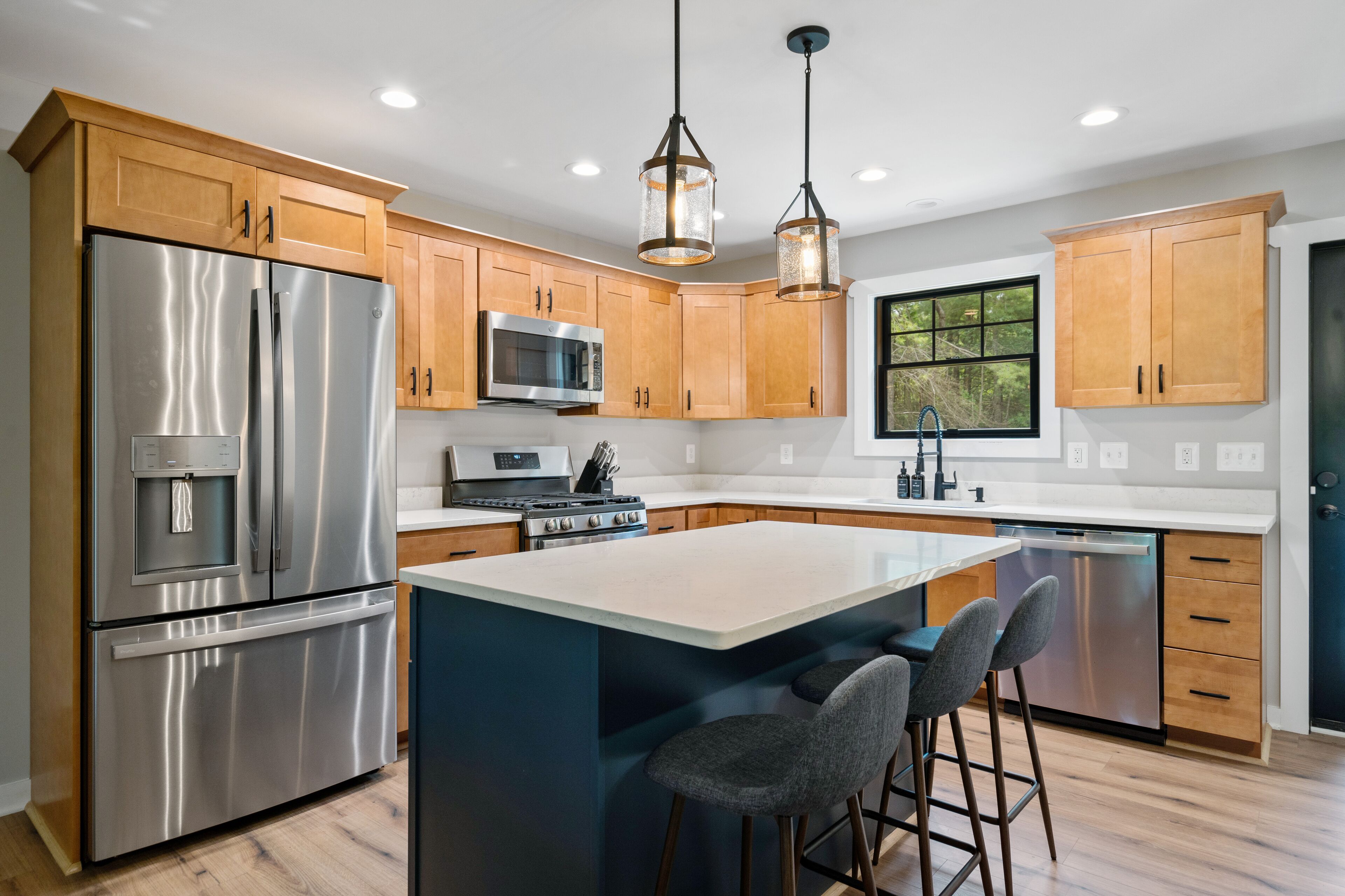 Refrigerador, microondas, horno y parrilla de estufa 