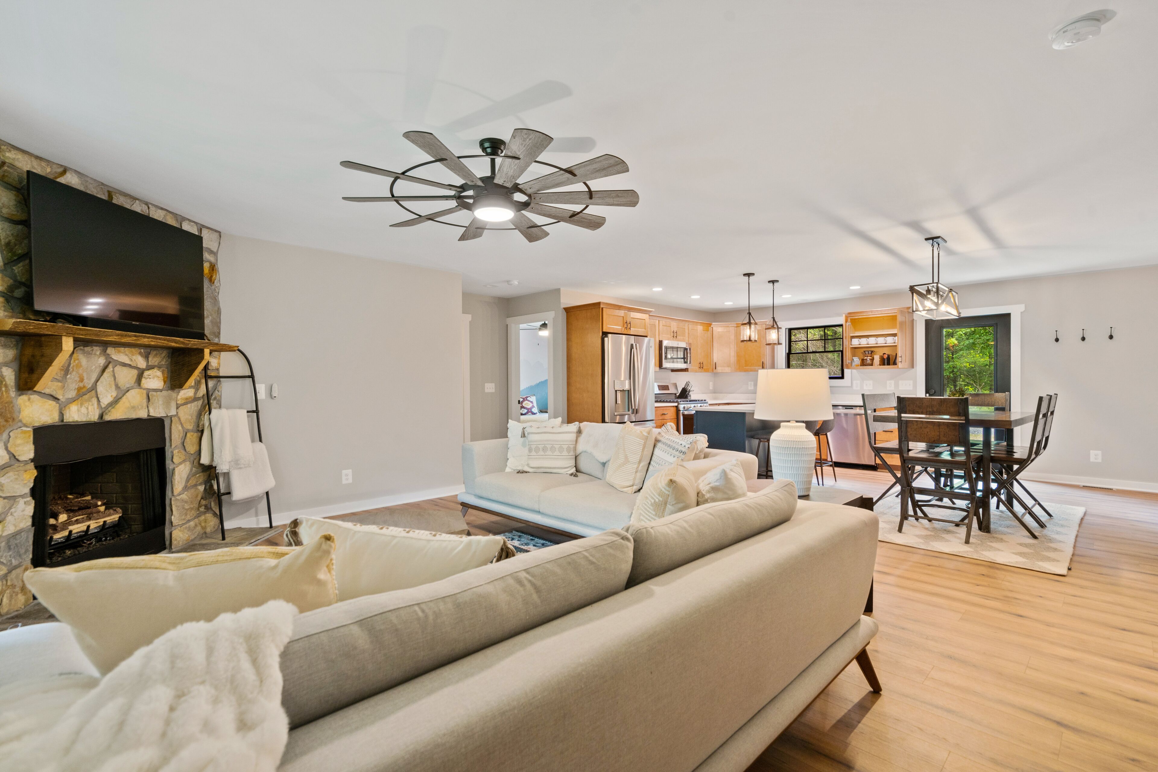 スマートテレビ、暖炉、書庫、ミュージックライブラリ