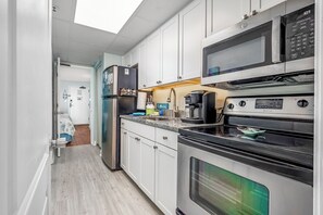 ثلاجة، ميكروويف، فرن، موقد طهي مسطح