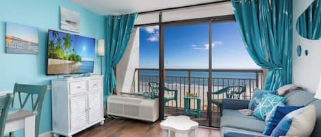 Smart-tv, ett bordtennisbord och böcker