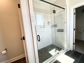 Dusche, Haartrockner, Handtücher, Seife
