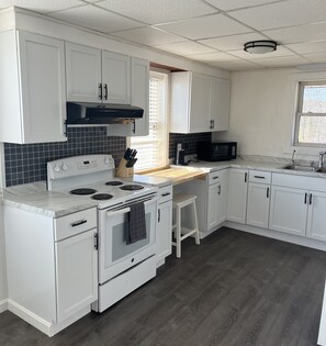 Fridge, microwave, stovetop, cookware/dishes/utensils - Directly across the street from China Lake and boat launch (China)