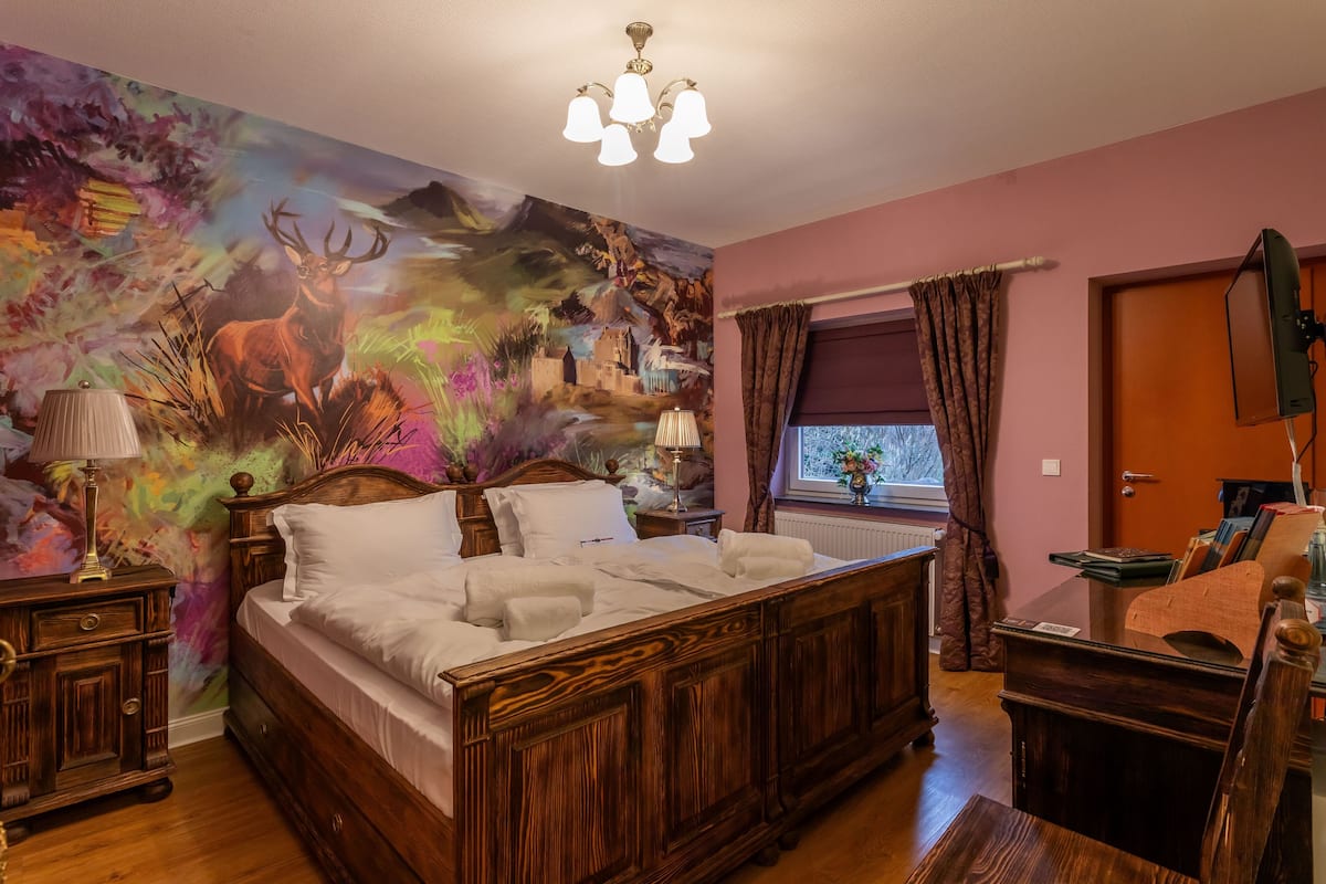 Scottish Room | Egyptian cotton sheets, premium bedding, in-room safe