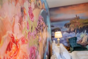 Cornish Room | Draps en coton égyptien, literie de qualité, coffre-fort, décor unique