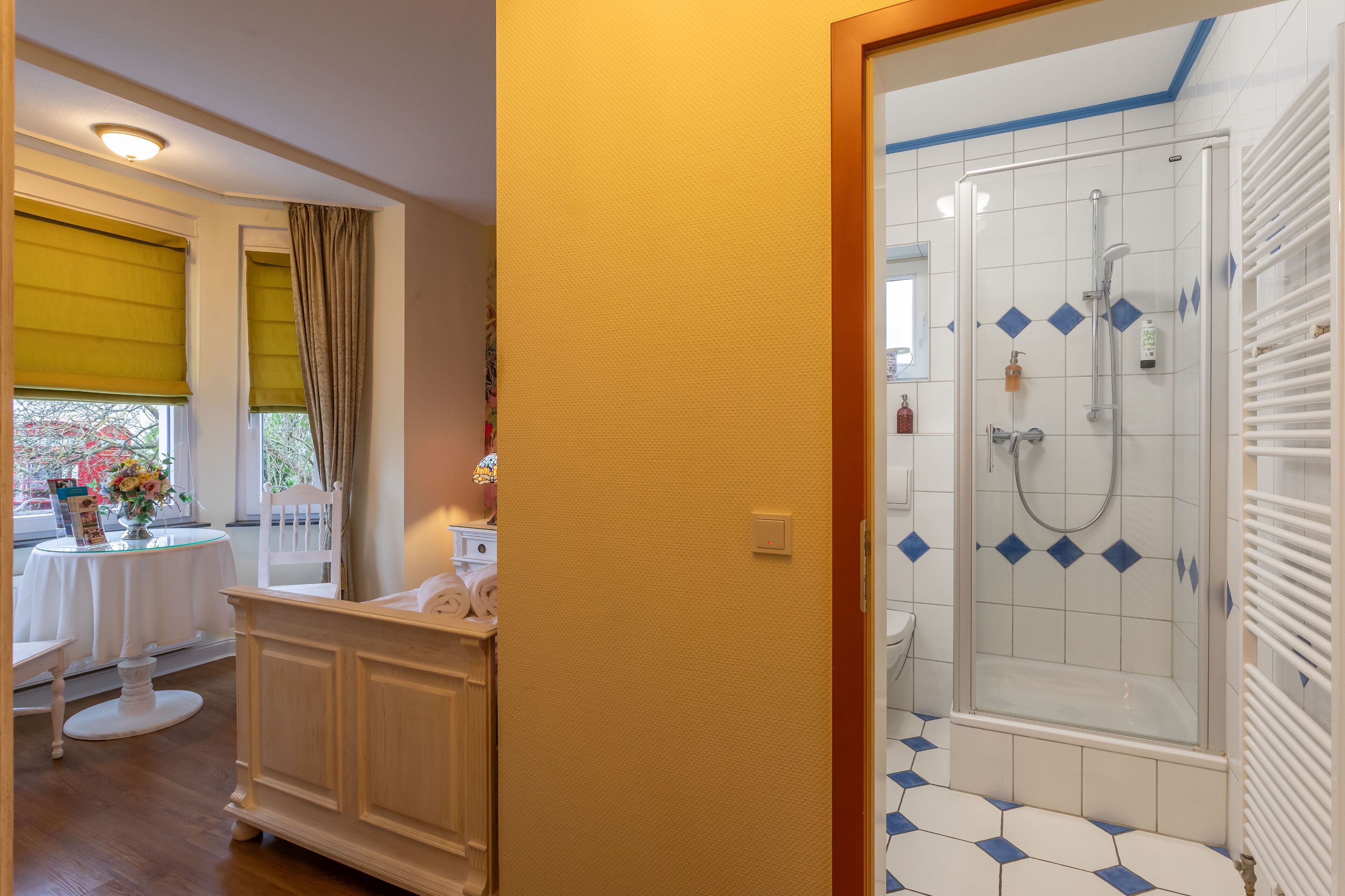 Une salle de bain avec une douche à parois de verre, des toilettes et un lavabo.