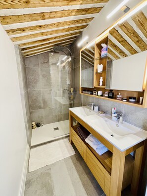 Dusche, Haartrockner, Handtücher, Seife