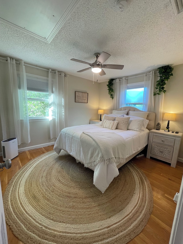Cheerful PET FRIENDLY Home Litchfield Vrbo