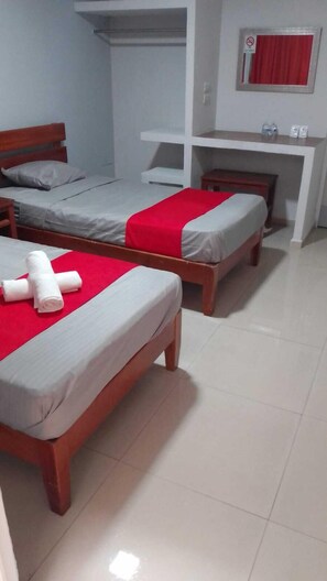 Habitación básica con 1 cama matrimonial o 2 individuales | Tabla de planchar con plancha, wifi gratis y ropa de cama 