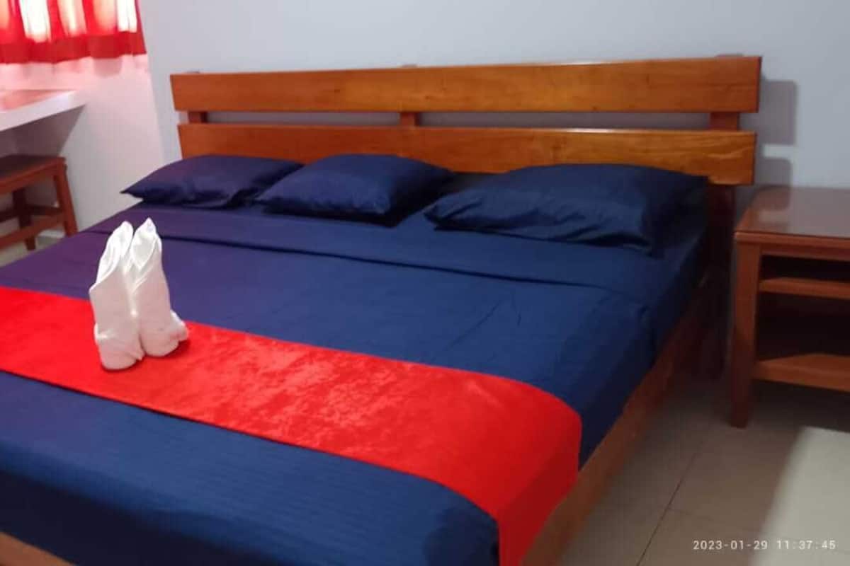 Basic Room | Iron/ironing board (on request), WiFi (free), bed sheets
