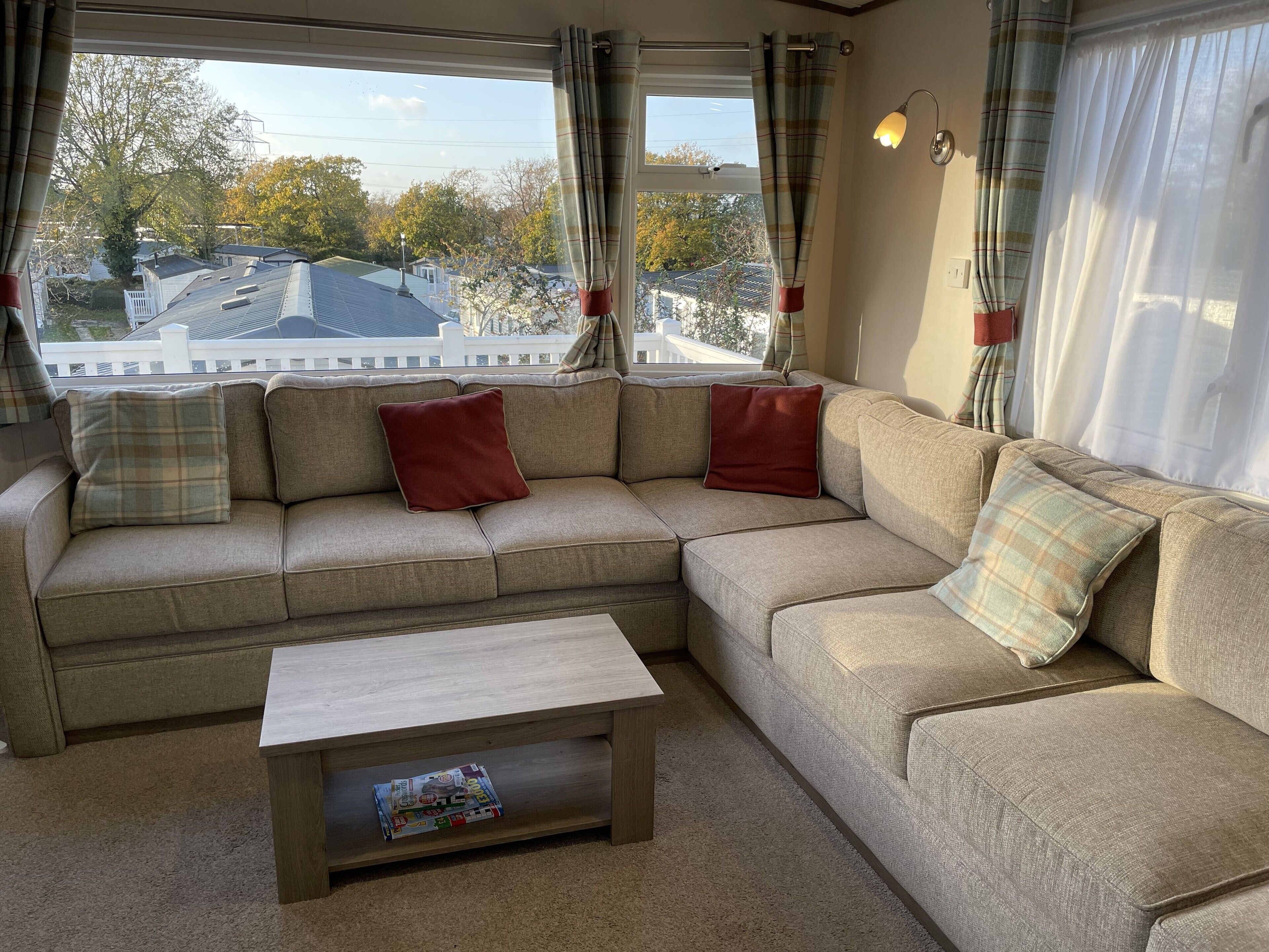 تلفزيون، مدفأة، مشغل دي في دي