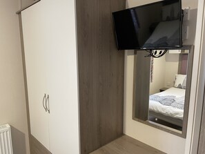 3 habitaciones, tabla de planchar con plancha y cuna de viaje