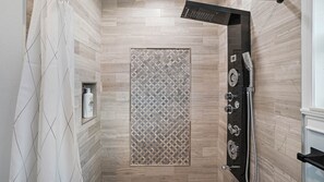 Shower, hair dryer, towels, soap - Serenity by the Bay Waterfront HEATED POOL is an option. BOAT LIFT WITH KAYAK (St. Petersburg)