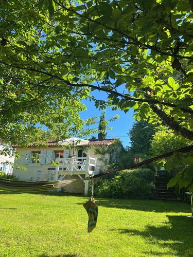 Entire Cosy cottage with pool idyllic location close to Aubeterre AMAZING VALUE!