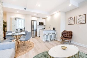Interior - M11 | Mount-Royal Suites: 2BR + sofa bed - 21 (Montréal)
