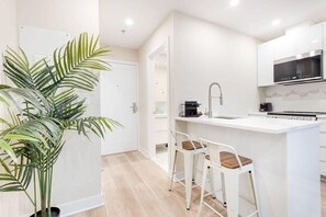 冷蔵庫、電子レンジ、オーブン、コンロ