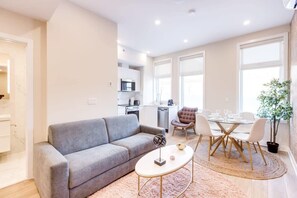 TV, offices - M11 | Mount-Royal Suites: 2BR + sofa bed - 23 (Montréal)