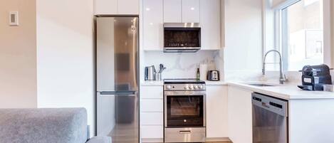 Kjøleskap, mikrobølgeovn, ovn og kokeplater