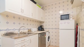 Fridge, microwave, oven, stovetop - Lovely & Bright Family Flat W/ Patio (Lisboa)