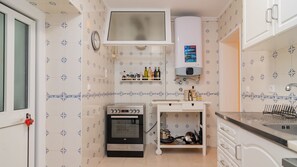 Fridge, microwave, oven, stovetop - Lovely & Bright Family Flat W/ Patio (Lisboa)