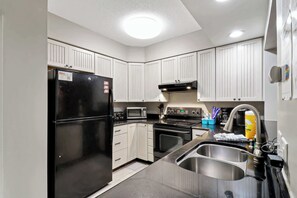 Refrigerador, microondas, horno y parrilla de estufa 