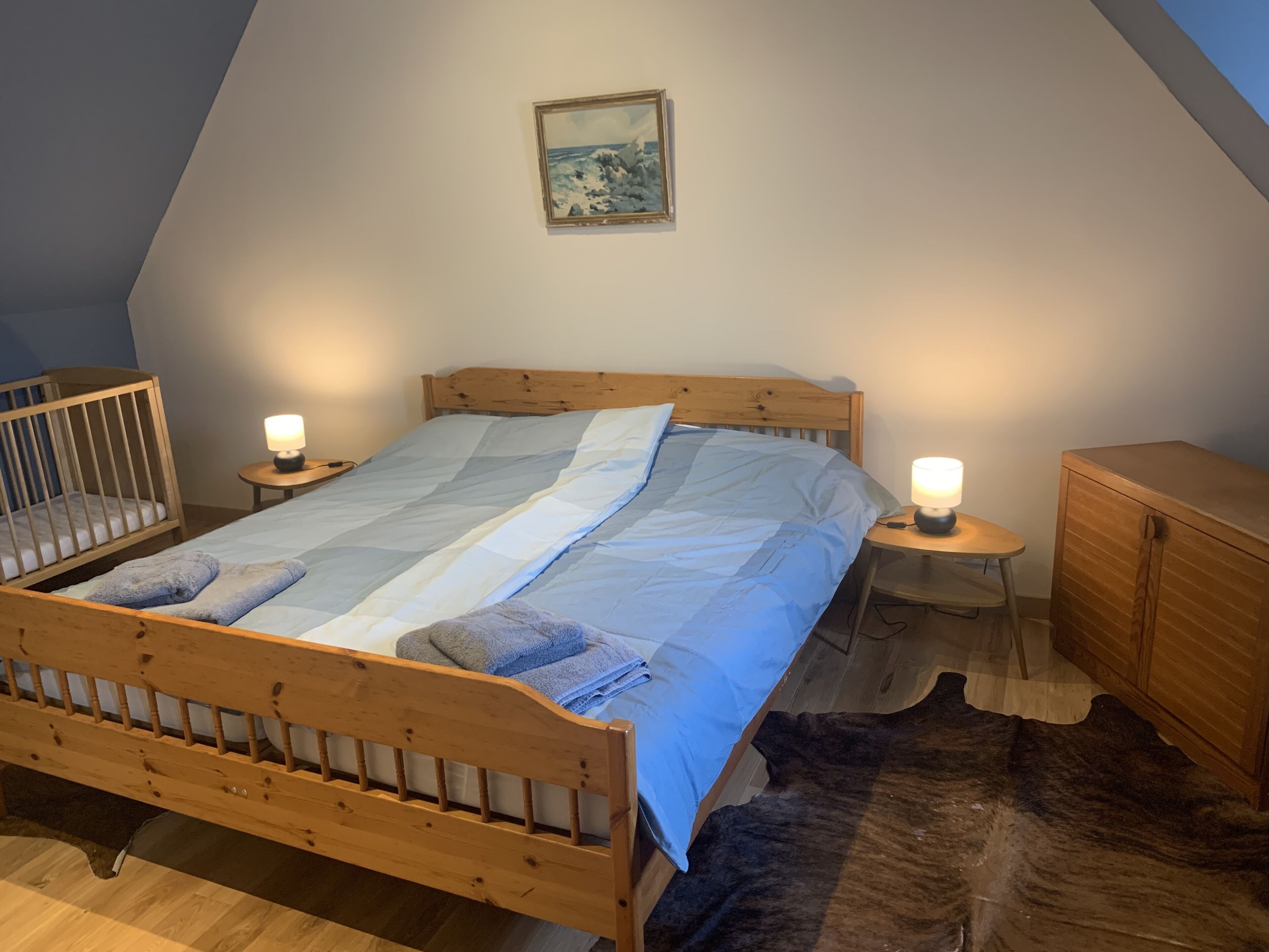 Un des 3 chambres de la dépendance avec un grand double lit et un lit enfant. 