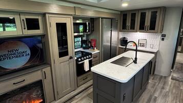 Een koelkast, een magnetron, een oven, een kookplaat