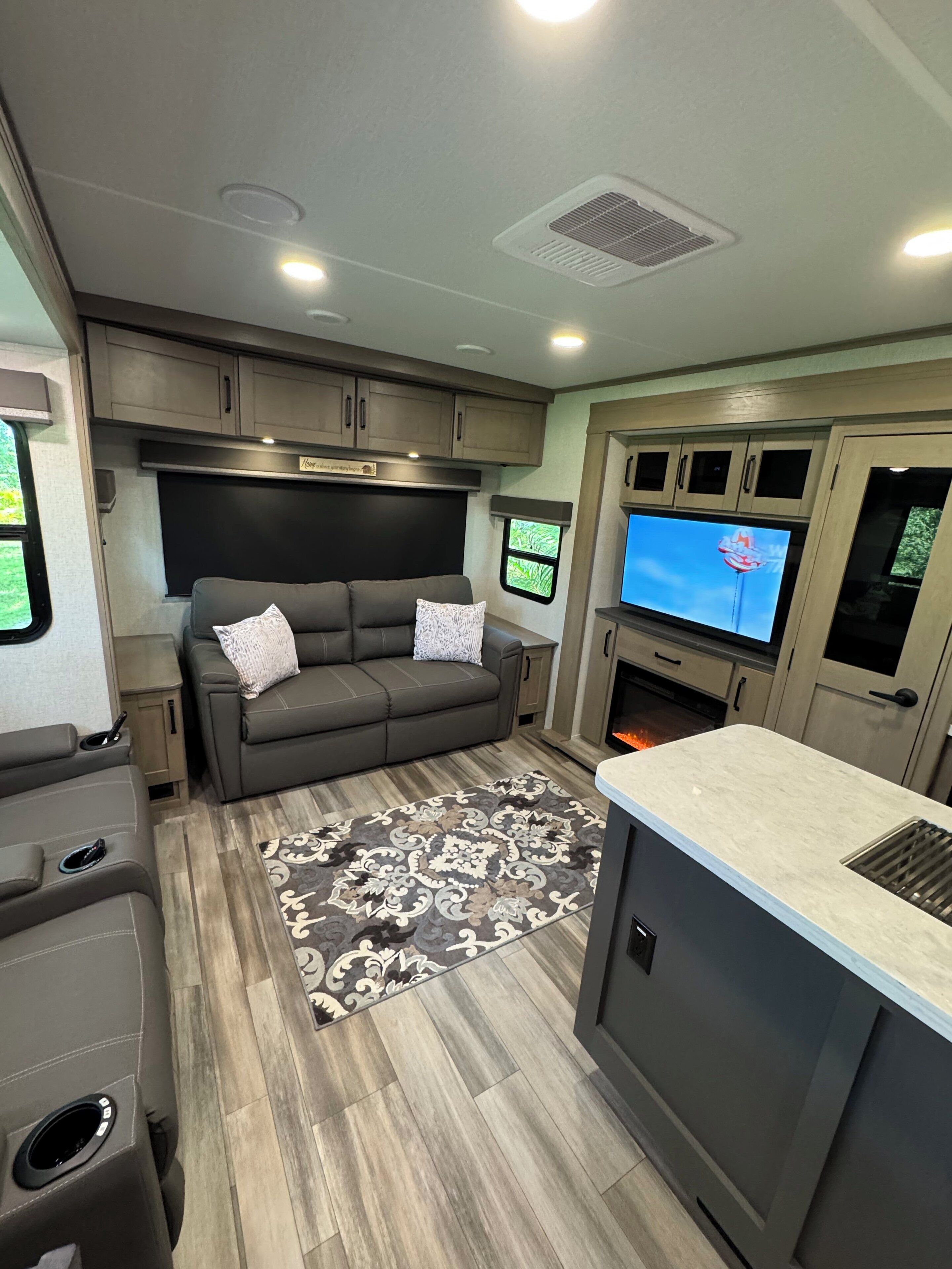 Televisor intel·ligent, llar de foc, reproductor de DVD i estèreo 