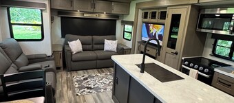 “GLAMPING”on 10 acres…10minutes to Lakewood Ranch and close to Sarasota scenes. 