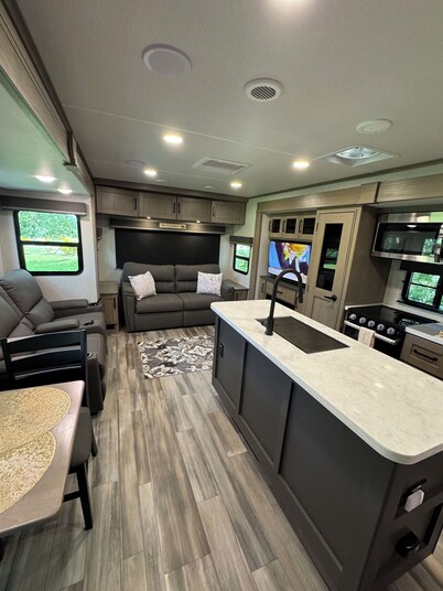 “GLAMPING”on 10 acres…10minutes to Lakewood Ranch and close to Sarasota scenes. 