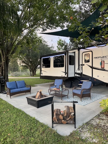 “GLAMPING”on 10 acres…10minutes to Lakewood Ranch and close to Sarasota scenes. 
