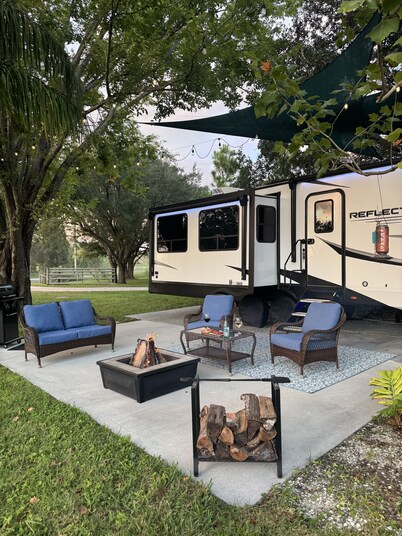 “GLAMPING”on 10 acres…10minutes to Lakewood Ranch and close to Sarasota scenes. 