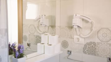 Deluxe Triple Room | Bathroom | Hair dryer