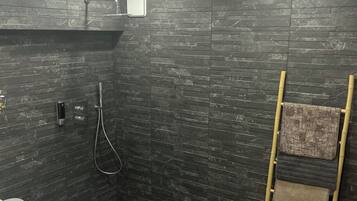 Boblebad, hårføner, bidé og håndklær