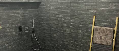 Baignoire à remous, séchoir à cheveux, bidet, serviettes fournies