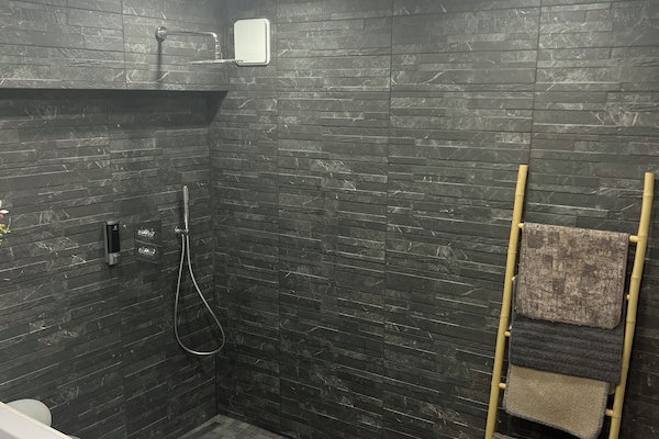 Vasca idromassaggio, asciugacapelli, bidet, asciugamani