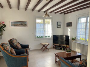 Télévision, lecteur de DVD, livres