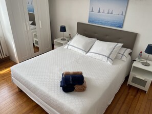 4 habitaciones, tabla de planchar con plancha y cuna de viaje 